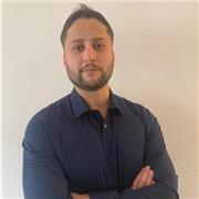 Como poseedor de un máster en psicología, cuento con un profundo entendimiento de la materia 
y una pasión por compartirla con los estudiantes. Mi formación académica me ha proporcionado la 
base teórica necesaria y una perspicacia práctica para guiar a l